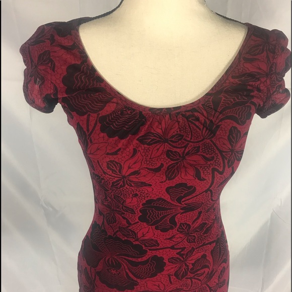 EXPRESS Red & Black Flower Top-long w/ Cap Sleeve - Picture 2 of 6